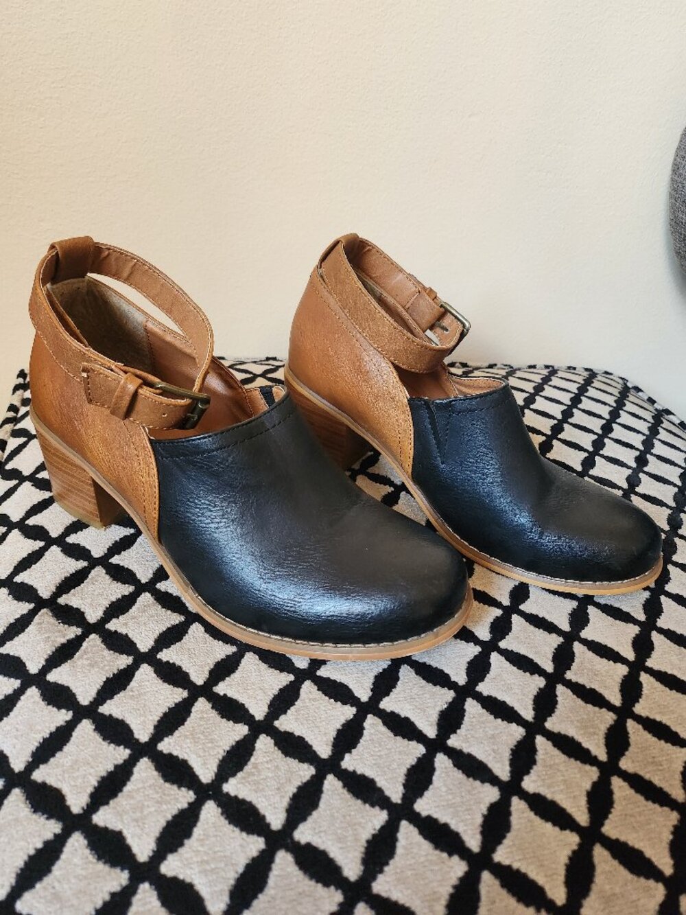 JG Shoes Tan & Black Ankle Boots – Size 9 Good Condition
